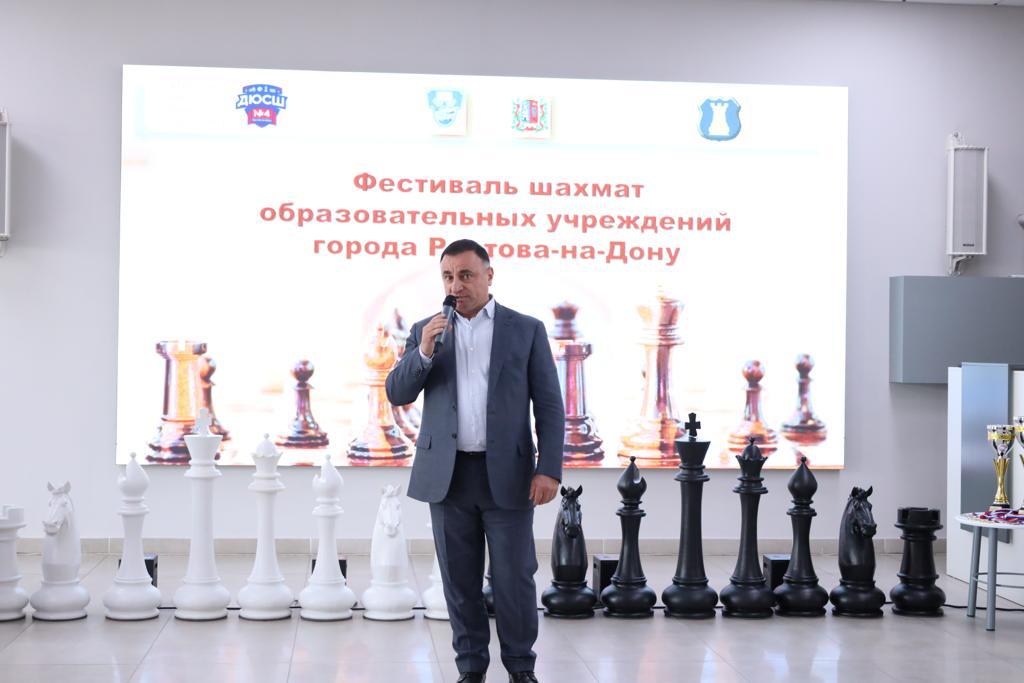 Арутюн Сурмалян поприветствовал участников Фестиваля шахмат среди образовательных учреждений Ростова-на-Дону